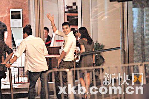 黄长发甩“三奶”李姿霆 陪干妈泡夜店猎新欢