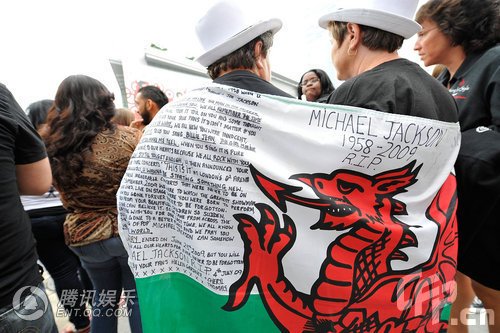 组图:杰克逊粉丝举翼龙图案齐聚斯坦普斯中心