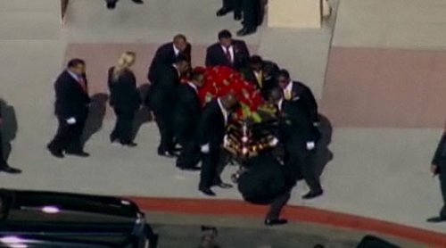独家:杰克逊棺椁被抬入灵车 上面布满红色鲜花