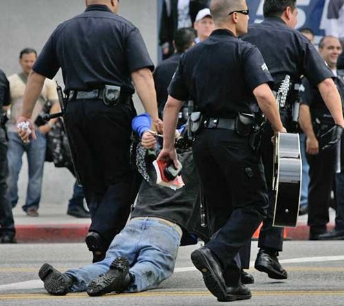 杰克逊疯狂歌迷在追思会现场外被捕(图)