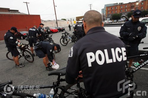 杰克逊公众悼念仪式 警察准备自行车待命(图)