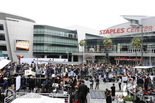 俯瞰斯台普斯体育中心 熙熙攘攘人头攒动(图)