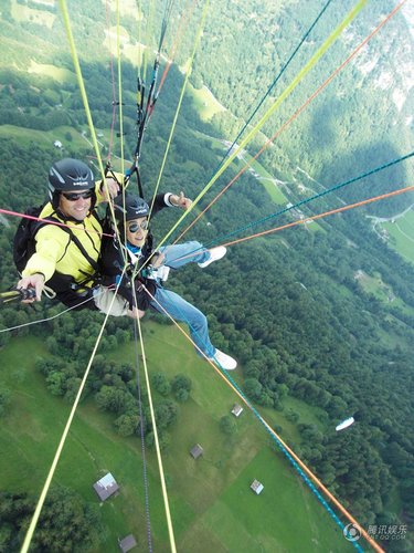 陆毅鲍蕾挑战极限运动 瑞士玩蹦极滑翔伞(图)_