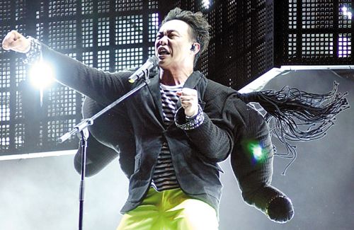 佛山话痨变得沉默 陈奕迅流泪演唱mj经典_港
