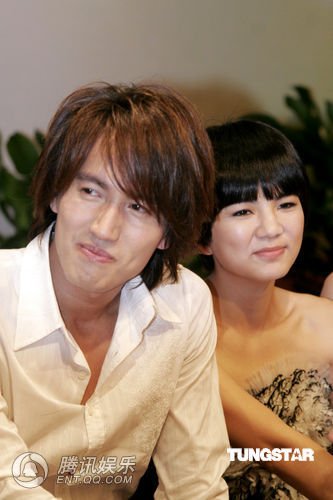 言承旭宣传《就想爱着你》 被Ella紧贴袭胸_