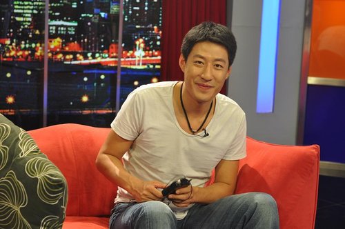 硬汉于震大展幽默 讲述服务生变男一号奇遇记