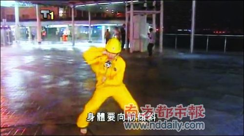 TVB台风新闻报道成网络热点 甩帽甩鞋是作秀