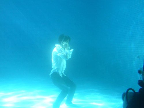 光良首次独唱粤语歌狂紧张 水中拍MV灌水喝到
