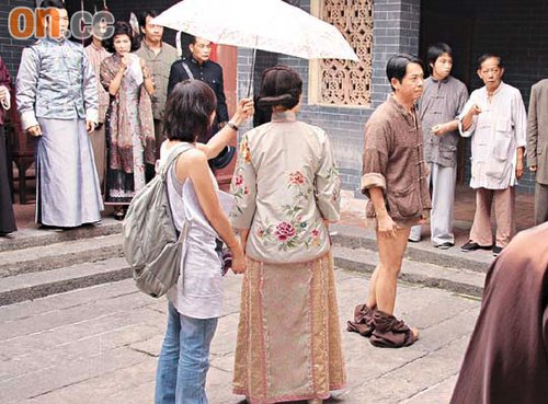 郭政鸿脱裤关咏荷不尴尬 与张家辉轮流带女儿