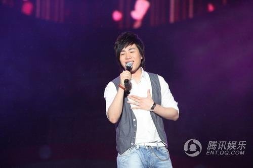 蒙牛酸酸乳演唱会南京站 蔡依林雨中敬业表演