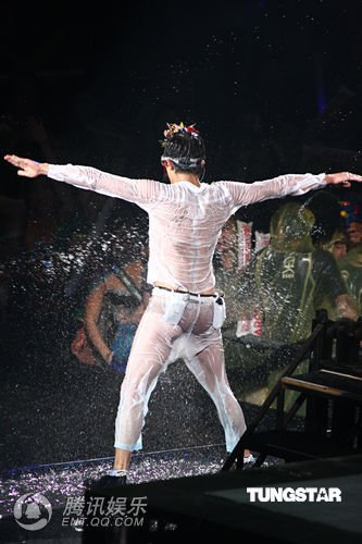 组图:郭富城热舞引爆小巨蛋 湿身脱衣全场尖叫