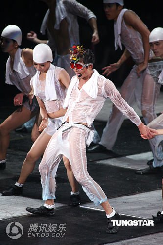 郭富城台北个唱致敬杰克逊 湿身秀女粉丝喊壮