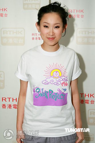 张敬轩蓝裤子亮眼现身 与王菀之为学子打气助