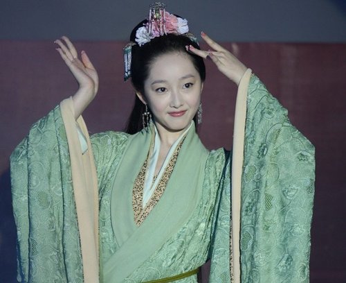 新版《红楼梦》黛玉宝钗齐亮相 演绎古典舞台