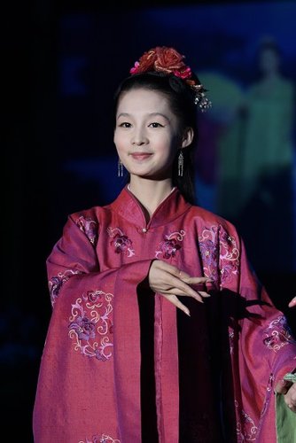 新版《红楼梦》黛玉宝钗齐亮相 演绎古典舞台