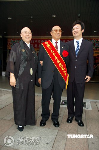 张菲父亲当选模范父亲 弟弟费玉清到场庆贺(图