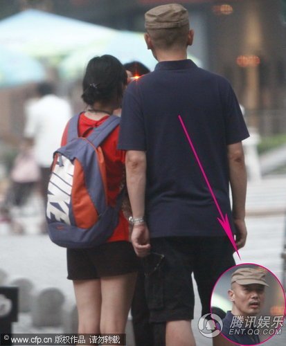 组图:<em>葛优</em>与<em>老婆</em>悠闲逛街消遣 对影迷态度和蔼