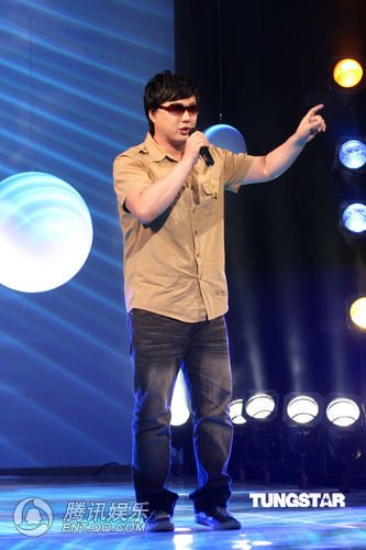 <em>张惠妹</em>痛失两亲眼眶泛红 强忍悲痛积极赈灾(图