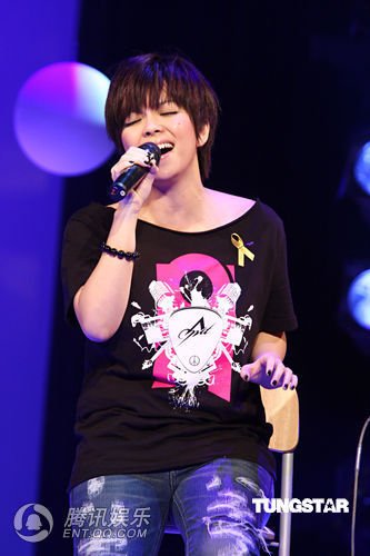 <em>张惠妹</em>痛失两亲眼眶泛红 强忍悲痛积极赈灾(图