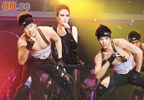 容祖儿险飞胸罩急护胸 许志安张卫健大说栋笃