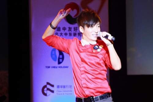 李炳辰迪拜助阵中华小姐 劲歌热舞掀大赛高潮