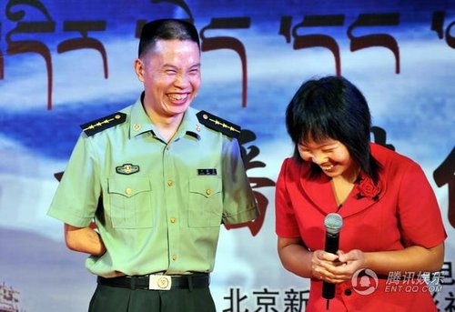 富大龙绑臂出演 《今生欠你一个拥抱》献礼国