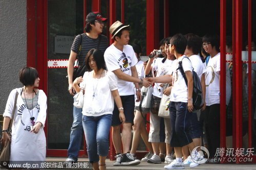 邓超大搞\亲民政策\+鞠躬拜谢衣食父母