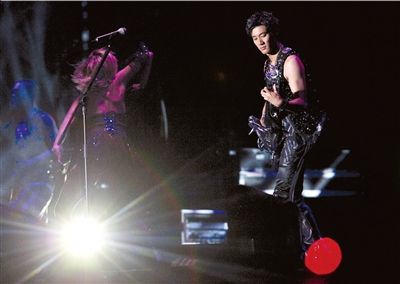 王力宏北京个唱成致敬MJ 成龙意外现身送香吻