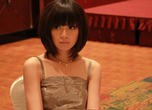 丁咛签约华谊首亮相 大牌护驾尽显低调华丽(图