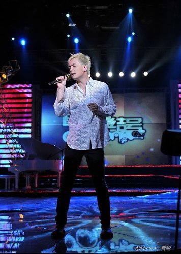 李泉上节目透露与赵薇反目 为其新歌送祝福_