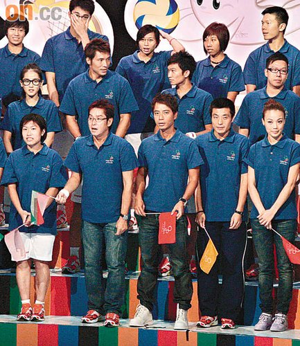 组图:陈奕迅传火炬秀象腿 谭咏麟乖儿子撑场_