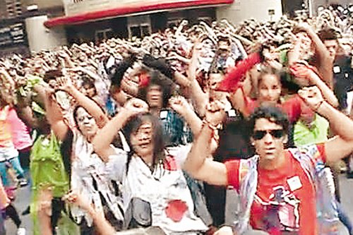 组图:杰克逊51岁冥寿全球纪念 各城市争破记录