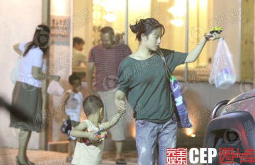 姜文姜武全家聚餐+漂亮姜一郎惹人疼(组图)