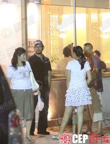 姜文姜武全家聚餐 兄弟和睦其乐融融(组图)