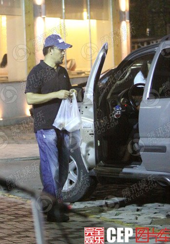 姜文姜武全家聚餐 漂亮姜一郎惹人疼(组图)