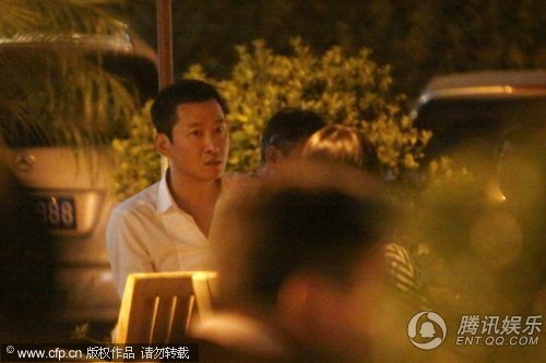 夜对三美女开怀畅饮 周杰雇<em>司机</em>泡<em>夜店</em>不舍风