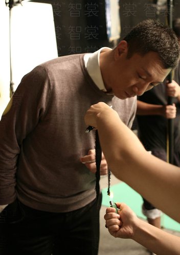 孙红雷迷上高科技 拍广告现场玩火(图)