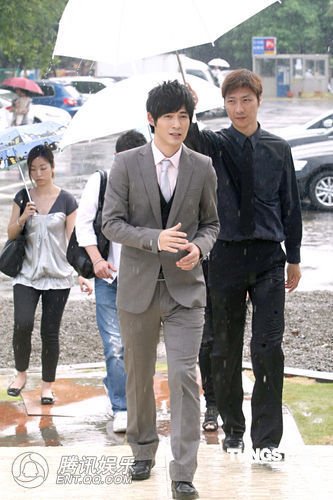 组图:周渝民当绅士惨被淋湿 不信大S已婚传闻