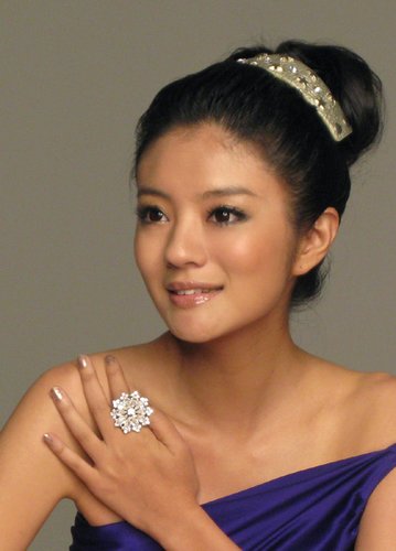 安以轩“赫本造型”拍广告 800万酬劳轻松入袋