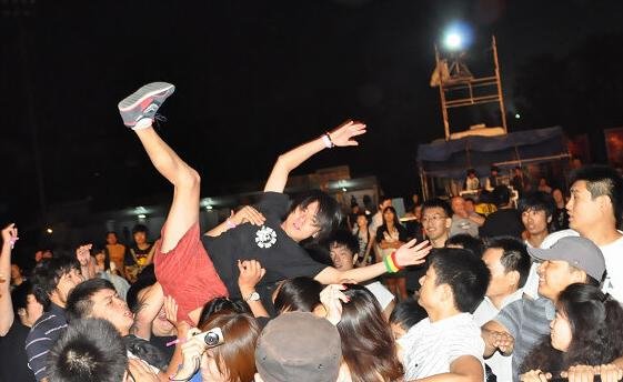 夏日领航面孔再现老将之风 超载乐队完美结尾_大陆新闻_娱乐_腾讯网