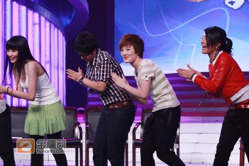 组图:快女十强大玩舞蹈接龙 曾轶可被曝很暴力