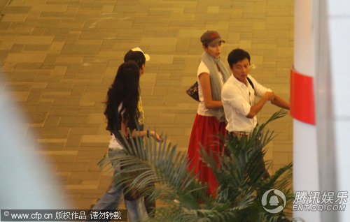 组图:蔡少芬不理旧爱 吴奇隆婚变  拖老公秀恩爱