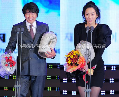 宋康昊、申敏儿获韩国春史大奖电影节影帝影后