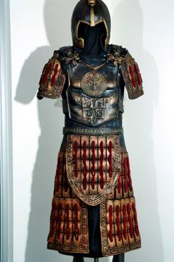 成龙拍卖《神话》戏服盔甲 为大病儿童筹款割