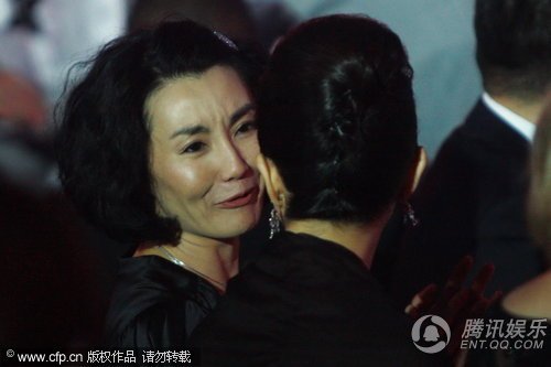 组图:张曼玉低V不惧走光频弯腰 聊天表情夸张