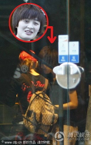 组图:曾轶可被指抄袭 素颜逛街拒绝热情大叔_