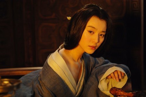 《麦田》即将上映花絮不断 范冰冰秀织布逗小孩
