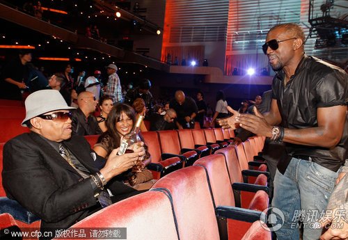 杰克逊老父出席MTV颁奖礼 手握酒瓶与坎耶握