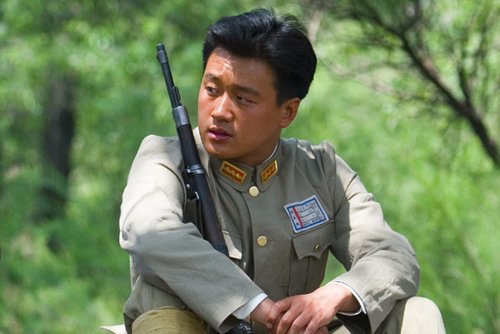 佟大为呐喊军旅强音 硬朗霸气燃烧狙击战场 _