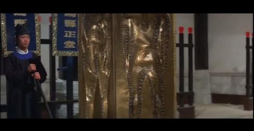工具:九千九百枚尖针 刑罚手段:将受刑人关进封闭的衣身,并将铁门紧